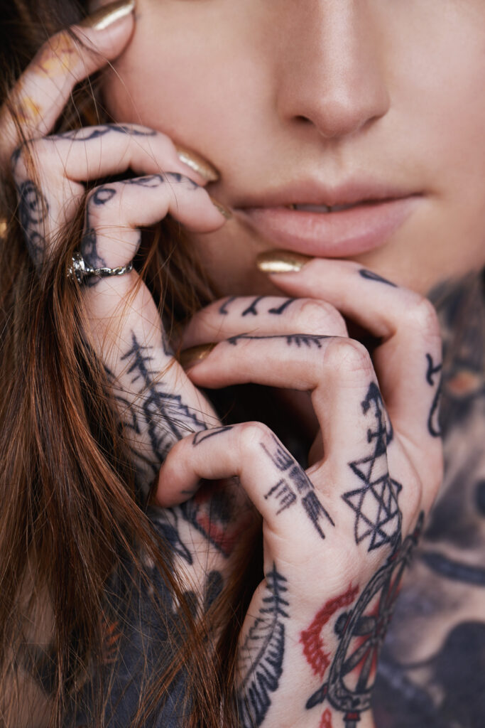 tatuaż na dłoniach